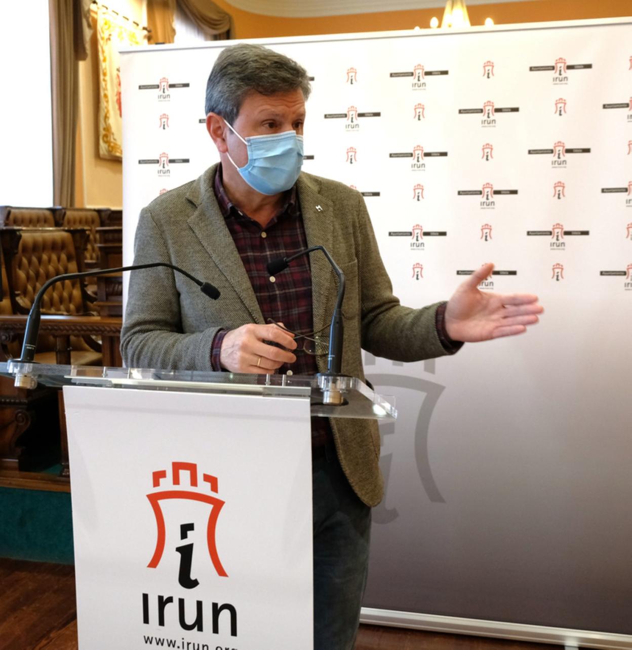 El alcalde de Irun, José Antonio Santano, ayer en la Sala Capitular. 