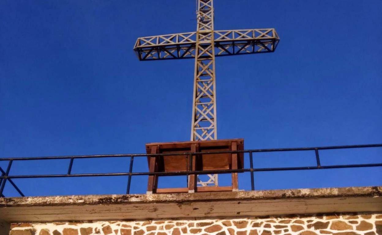 Refugio y cruz en total calma el día primero de año así como la fuente de Lizarriturri, parada obligada en la ascensión a la cima. 