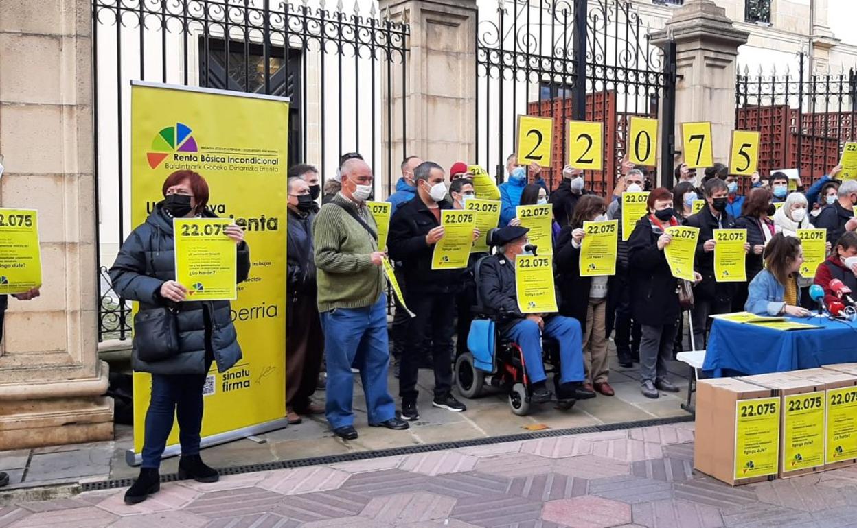 La Plataforma por una Renta Básica, ayer en el Parlamento Vasco.