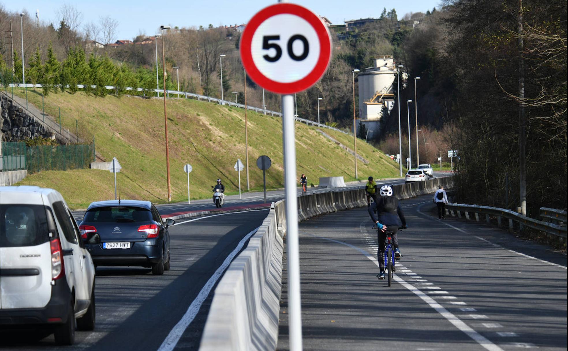 Los ciclistas han ganado mayor espacio y seguridad para circular, mientras los vehículos a motor se ven obligados a reducir su velocidad con una calzada más estrecha. 
