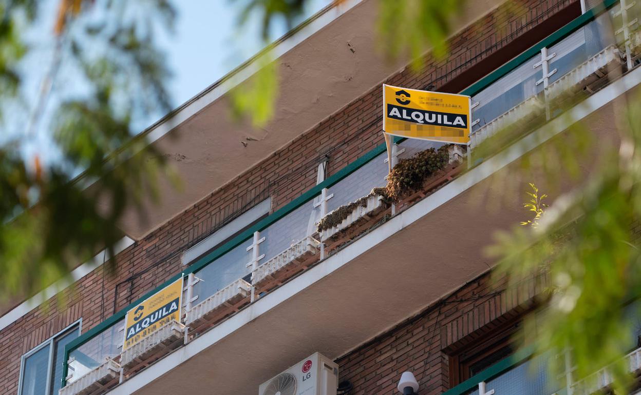 Un cartel de alquiler en una vivienda.