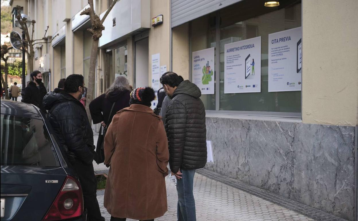 Cola de gente a las puertas de la oficina de Lanbide del barrio donostiarra de Gros el pasado febrero.