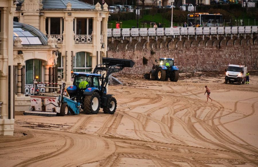 Fotos: Puesta a punto de la playa de La Concha