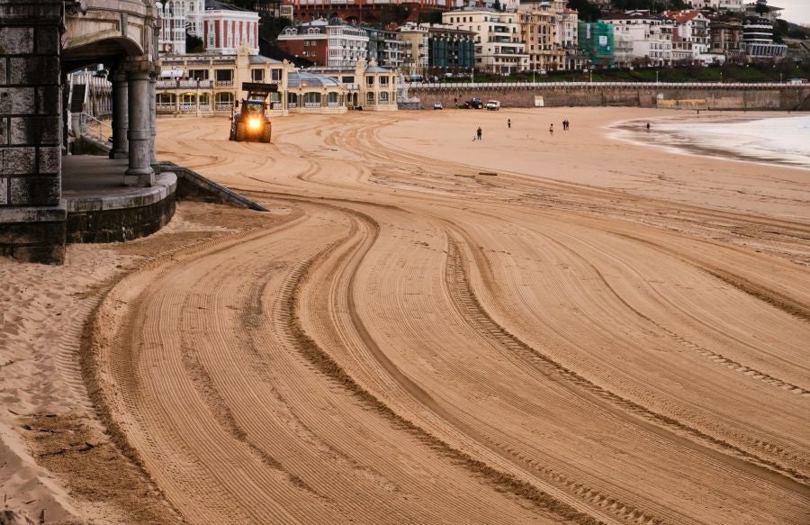 Fotos: Puesta a punto de la playa de La Concha