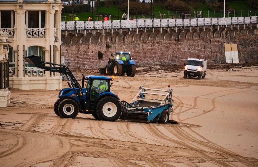 Fotos: Puesta a punto de la playa de La Concha