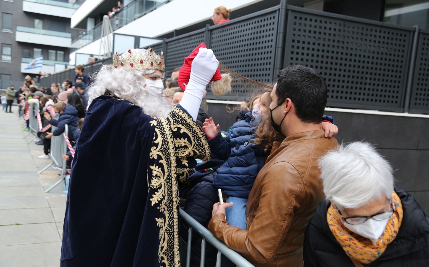 Fotos: La cabalgata de los Reyes Magos recorre las calles de Donostia