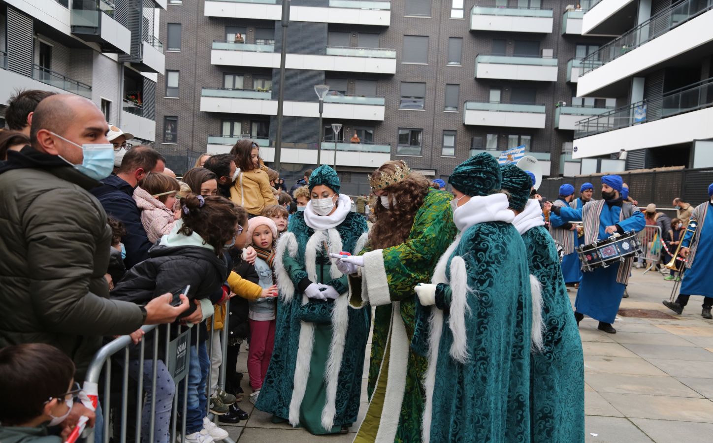 Fotos: La cabalgata de los Reyes Magos recorre las calles de Donostia