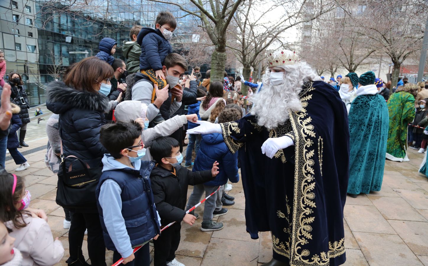Fotos: La cabalgata de los Reyes Magos recorre las calles de Donostia