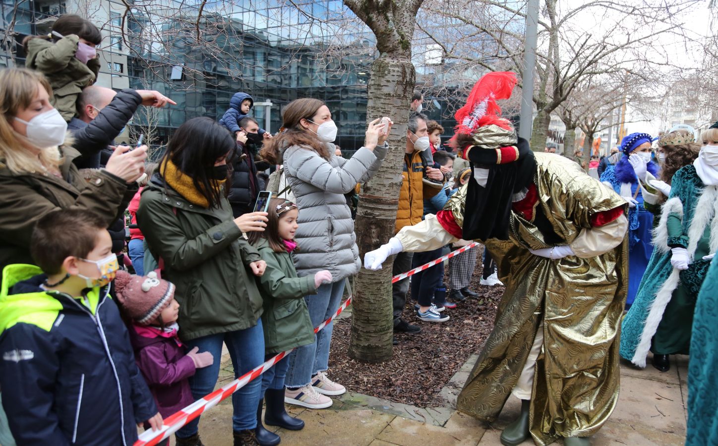 Fotos: La cabalgata de los Reyes Magos recorre las calles de Donostia