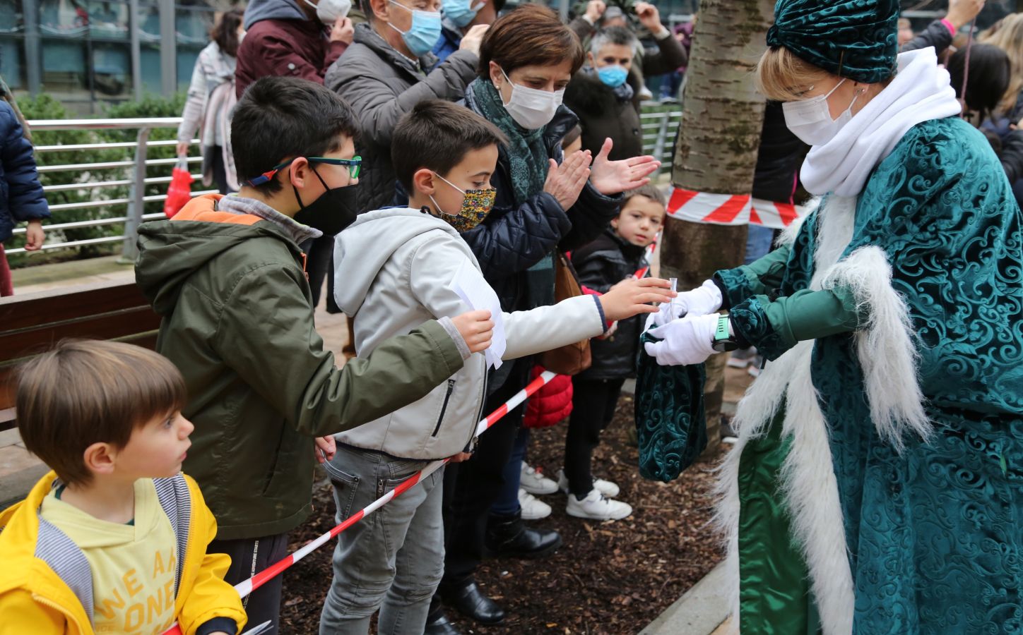 Fotos: La cabalgata de los Reyes Magos recorre las calles de Donostia