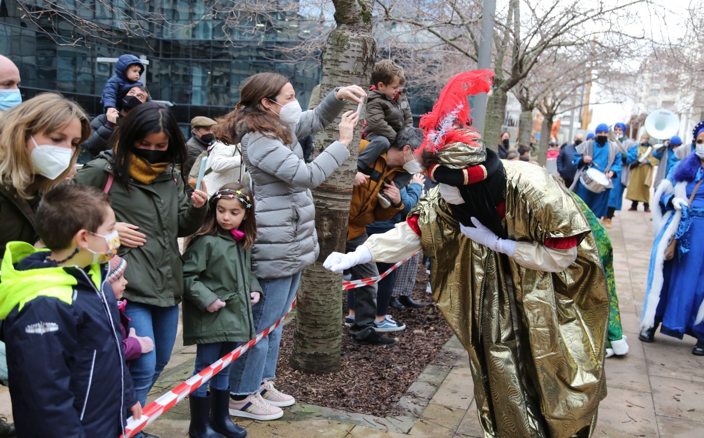 Fotos: La cabalgata de los Reyes Magos recorre las calles de Donostia