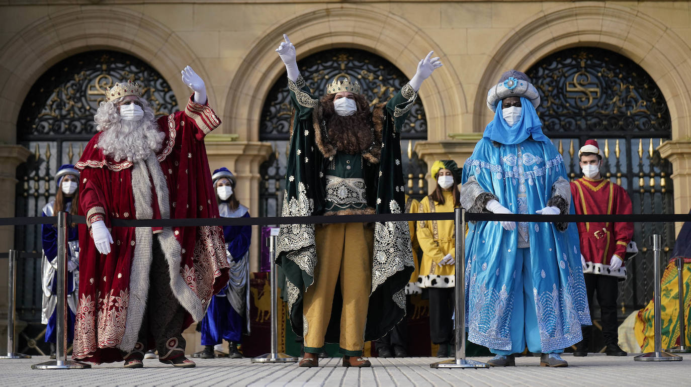 Fotos: La cabalgata de los Reyes Magos recorre las calles de Donostia