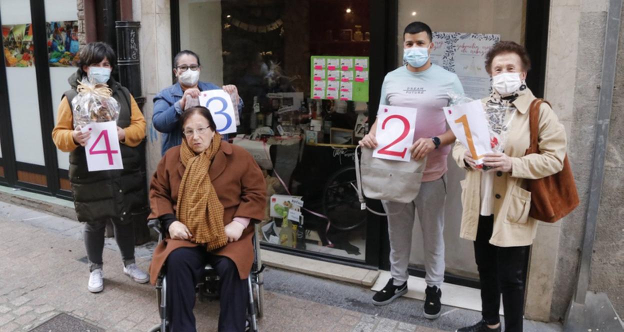 Los cuatro ganadores de las cestas de Debailai. 