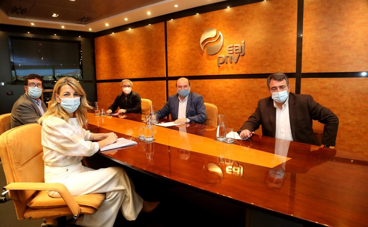 Yolanda Díaz se reunió con Andoni Ortuzar y Aitor Esteban el pasado 7 de abril en Sabin Etxea. 