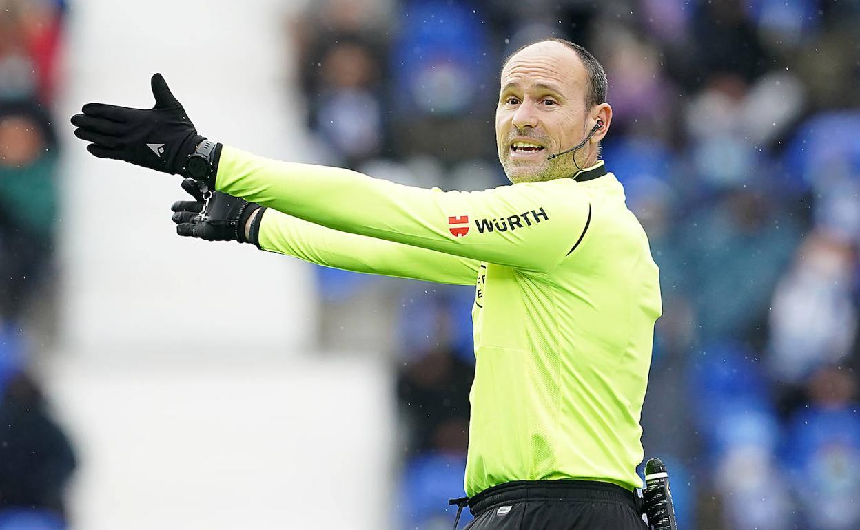 Mateu Lahoz indica con los brazos la ley de la ventaja este miércoles en Butarque. 