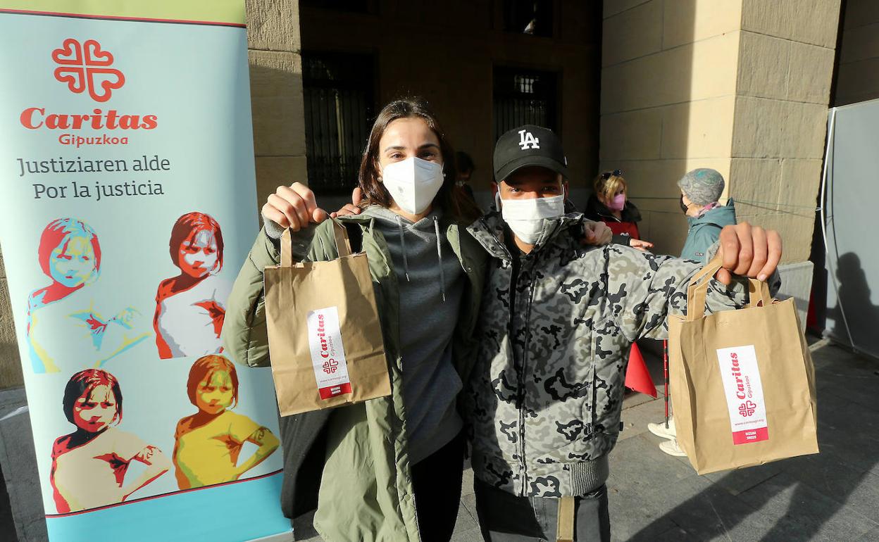 Reparto del roscón solidario en la Plaza de Gipuzkoa.