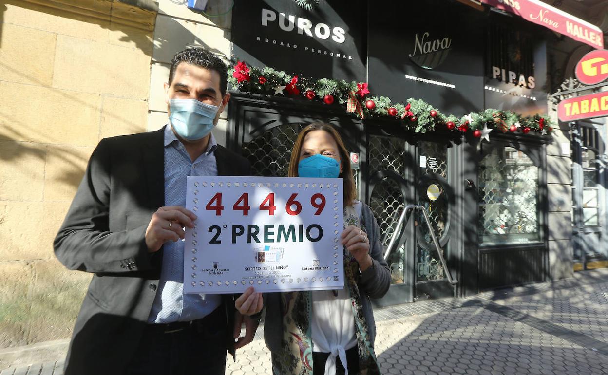 Carmelo Endolz y Teresa Nava, propietarios del estanco que ha vendido uno de los segundos premios de El Niño en Donostia. 