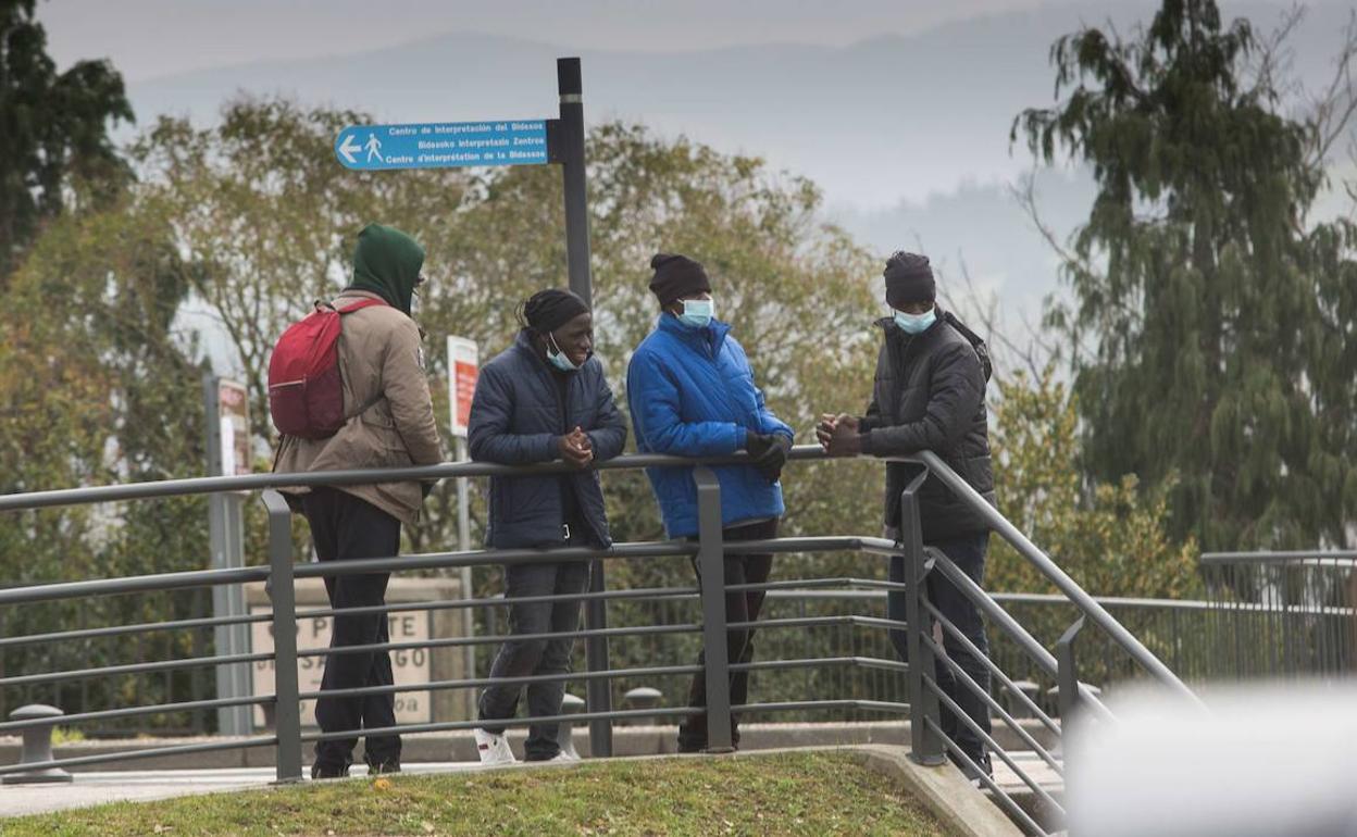 Cuatro personas migrantes en la frontera de Irun y Francia. 