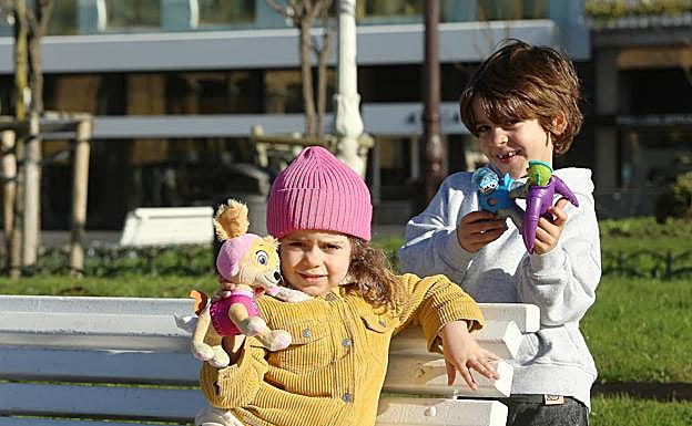 Imagen principal - Leo y Duna con sus nuevos juguetes, cortesía de los Reyes Magos. Daniel y Elena, con el fantasma que les trajeron Melchor, Gaspar y Baltasar. Markel estaba feliz ayer estrenando sus regalos de Reyes. 