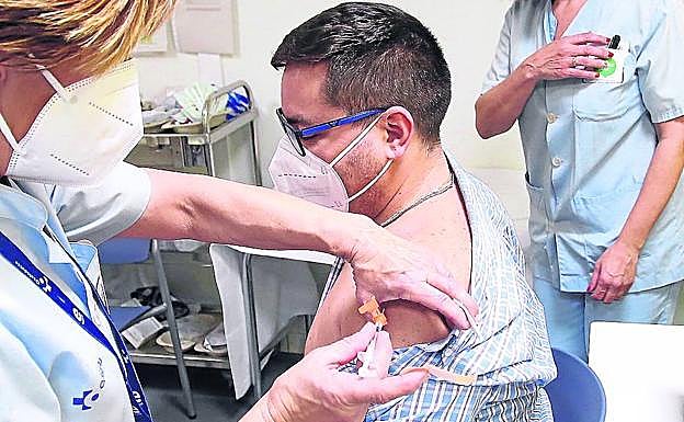 Los expertos auguran un 2022 con nuevas olas de un virus cada vez más debilitado