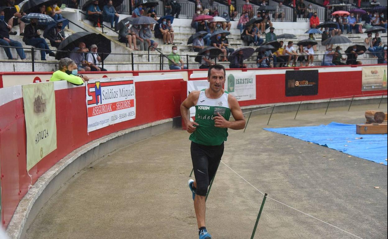 Herri kirolak: Lehenengo Euskal Duatloia gaur Azpeitiko zezen plazan