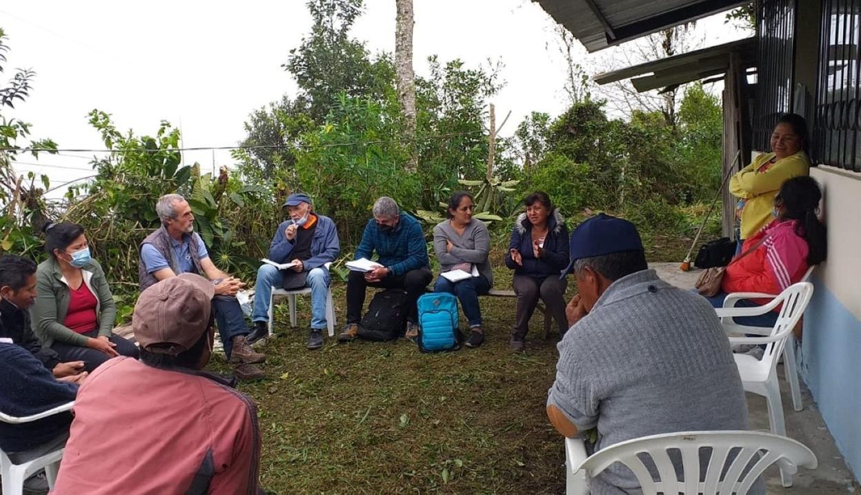Reunión de mujeres emprendedoras de la comunidad 'El Rosal' con responsables de Mundukide. 