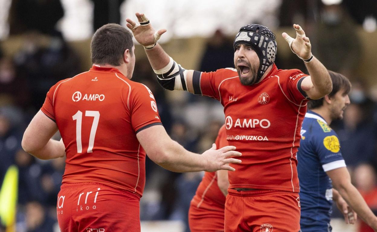 Dos jugadores del Ordizia celebran un ensayo. 