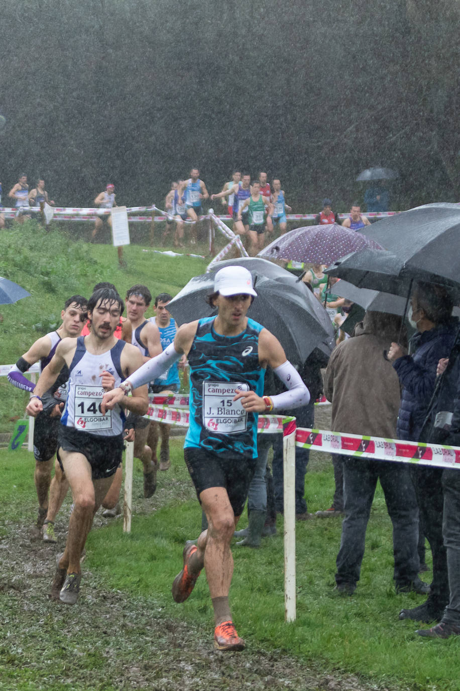 Fotos: Kenia impone su ley en un cross de Elgoibar para quitarse el sombrero