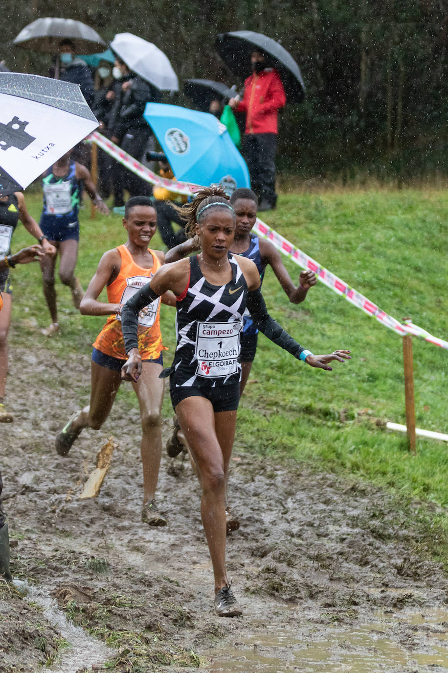 Fotos: Kenia impone su ley en un cross de Elgoibar para quitarse el sombrero