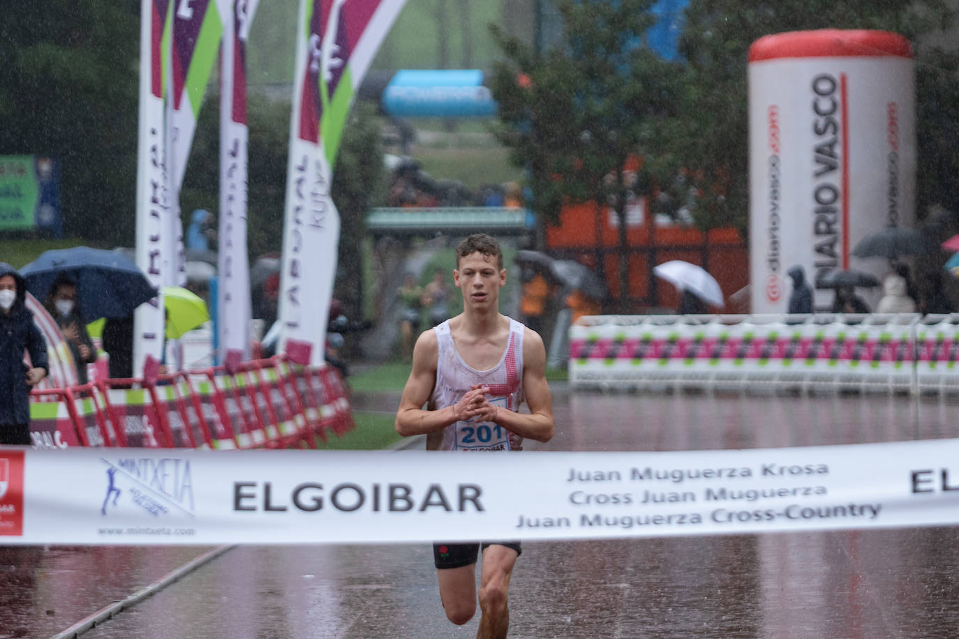 Fotos: Kenia impone su ley en un cross de Elgoibar para quitarse el sombrero