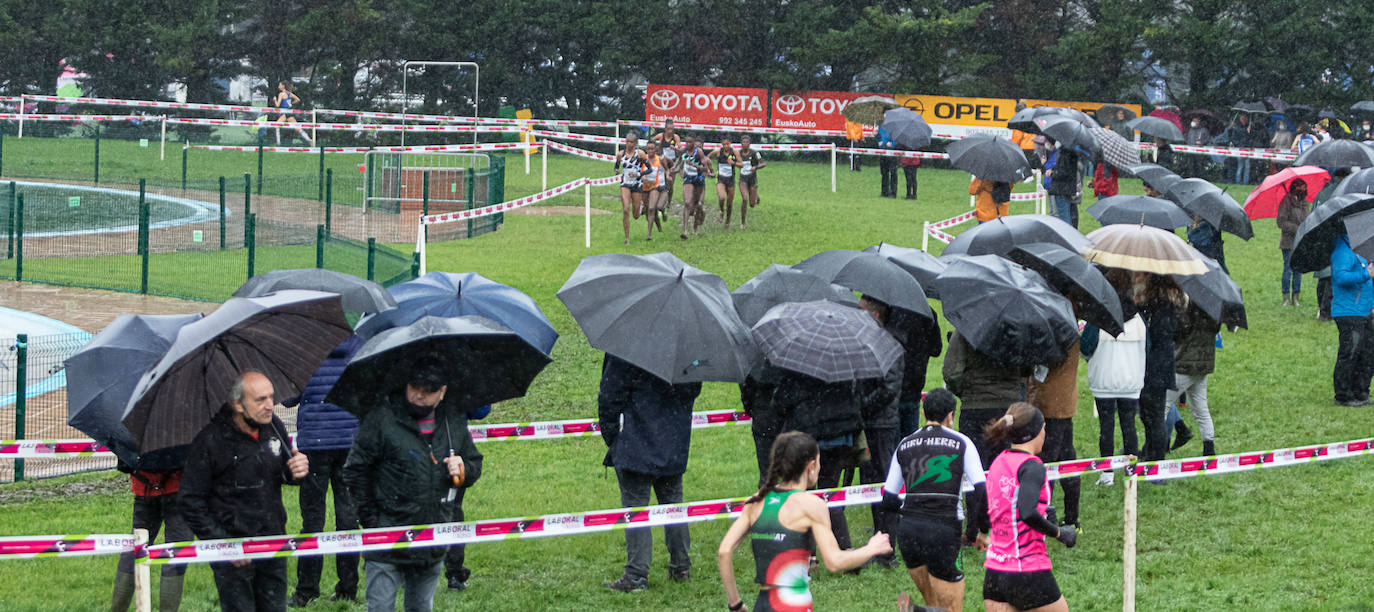 Fotos: Kenia impone su ley en un cross de Elgoibar para quitarse el sombrero