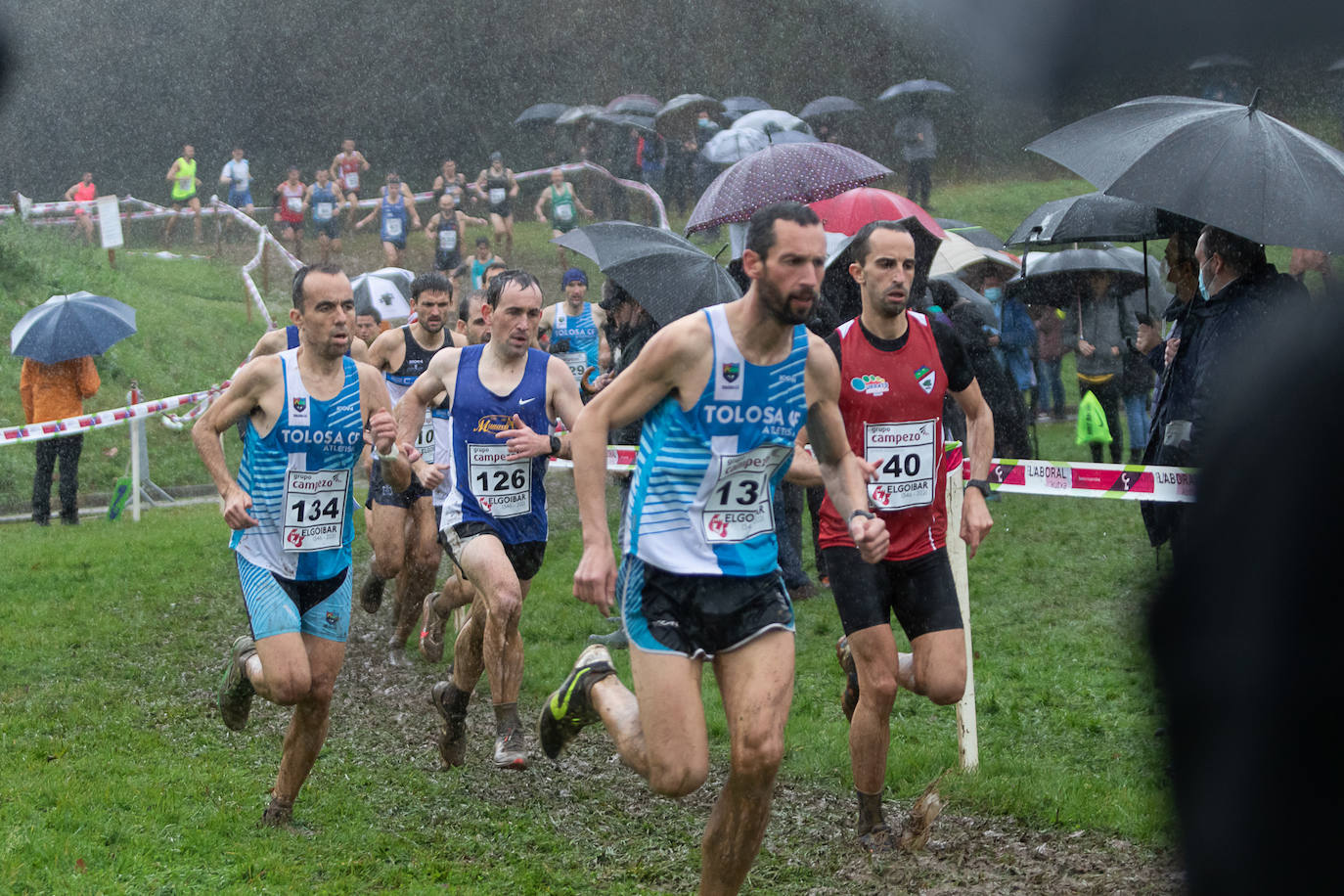 Fotos: Kenia impone su ley en un cross de Elgoibar para quitarse el sombrero