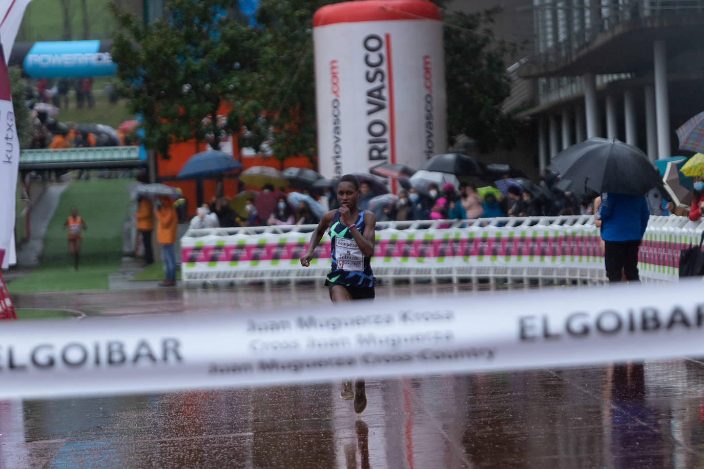 Fotos: Kenia impone su ley en un cross de Elgoibar para quitarse el sombrero