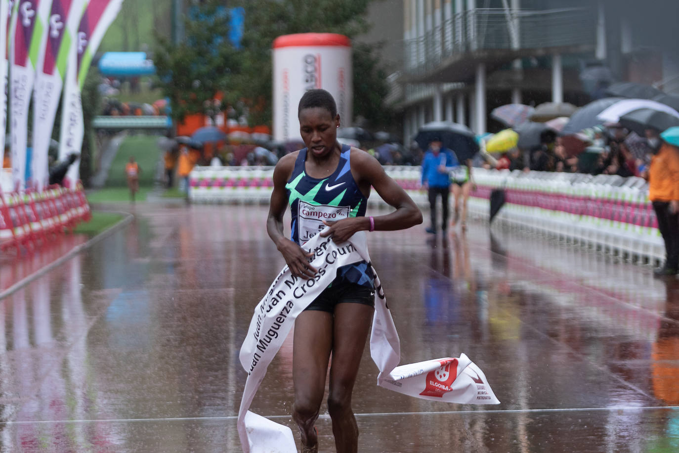 Fotos: Kenia impone su ley en un cross de Elgoibar para quitarse el sombrero