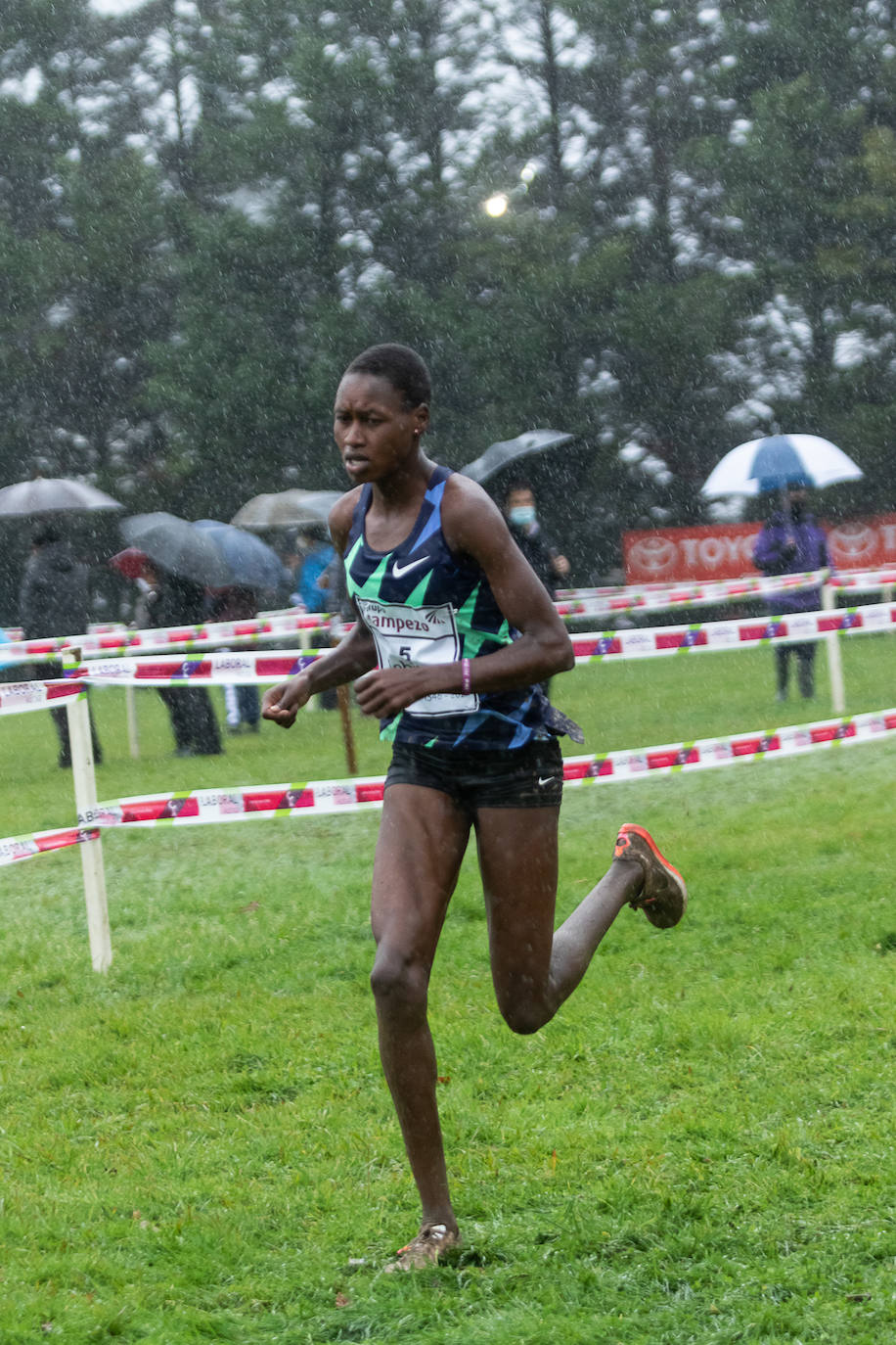 Fotos: Kenia impone su ley en un cross de Elgoibar para quitarse el sombrero