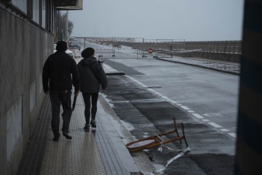 Las zonas expuestas han sufrido el embate del oleaje de más de 6 metros desde primera hora de este domingo y algunas cuencas de ríos en Gipuzkoa han pasado a nivel amarillo