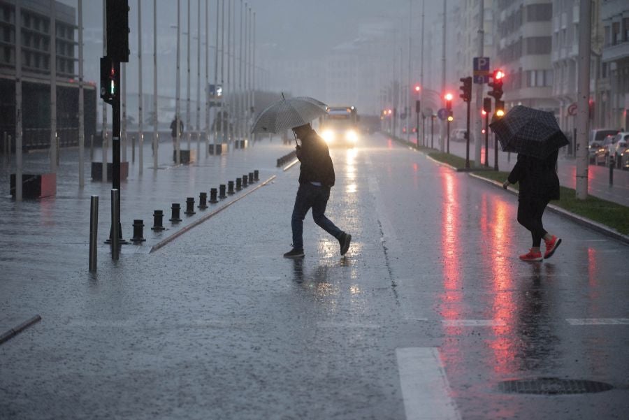 Las zonas expuestas han sufrido el embate del oleaje de más de 6 metros desde primera hora de este domingo y algunas cuencas de ríos en Gipuzkoa han pasado a nivel amarillo
