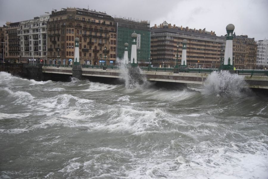 Las zonas expuestas han sufrido el embate del oleaje de más de 6 metros desde primera hora de este domingo y algunas cuencas de ríos en Gipuzkoa han pasado a nivel amarillo