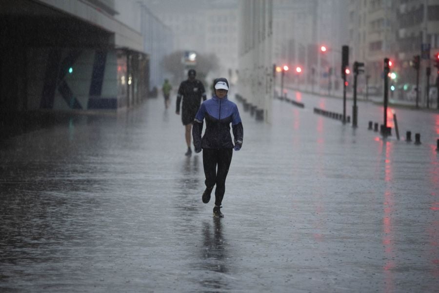 Las zonas expuestas han sufrido el embate del oleaje de más de 6 metros desde primera hora de este domingo y algunas cuencas de ríos en Gipuzkoa han pasado a nivel amarillo