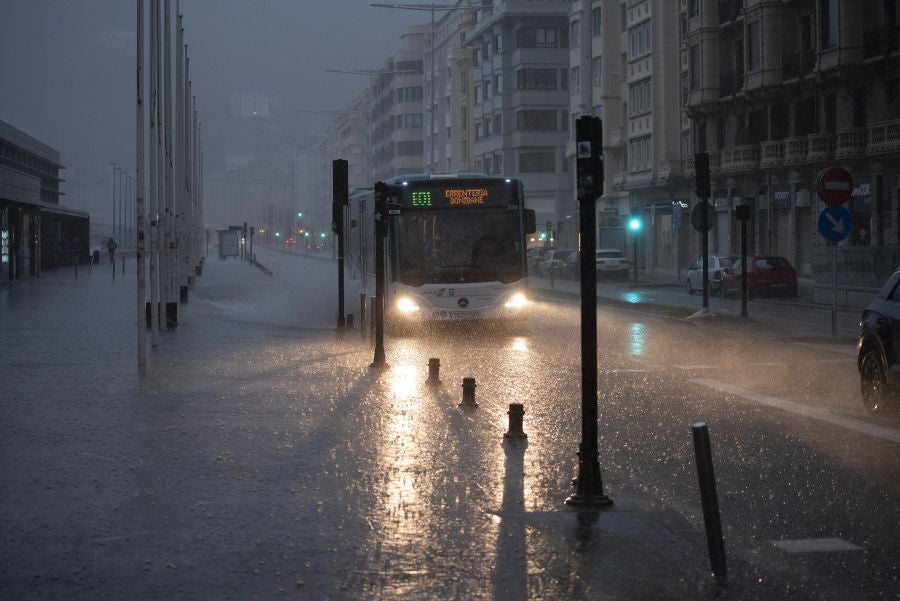 Las zonas expuestas han sufrido el embate del oleaje de más de 6 metros desde primera hora de este domingo y algunas cuencas de ríos en Gipuzkoa han pasado a nivel amarillo