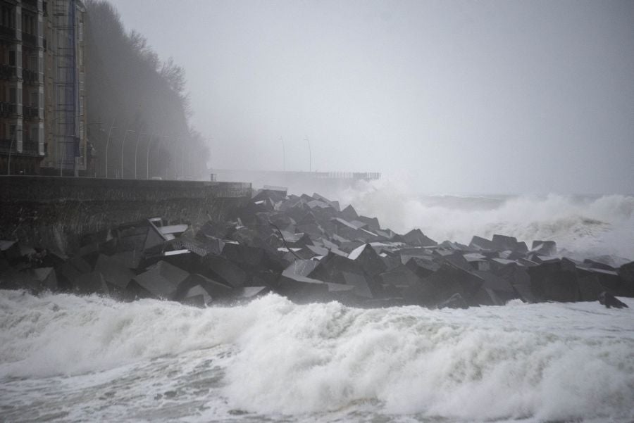 Las zonas expuestas han sufrido el embate del oleaje de más de 6 metros desde primera hora de este domingo y algunas cuencas de ríos en Gipuzkoa han pasado a nivel amarillo