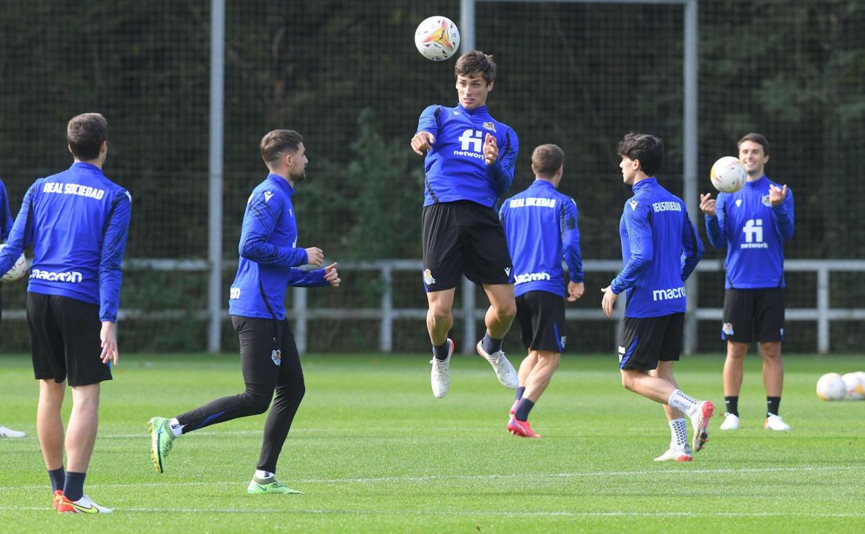 Le Normand, uno de los que no ha padecido la enfermedad, cabecea un balón en Zubieta. 