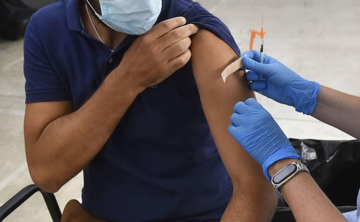 Los vascos de entre 40 y 44 años ya pueden reservar cita para recibir la dosis de recuerdo contra el virus. 