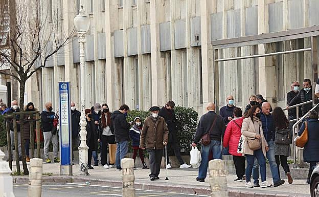 La ola ómicron no tiene freno en Euskadi: 7.260 contagios más y casi uno de cada dos test, positivo