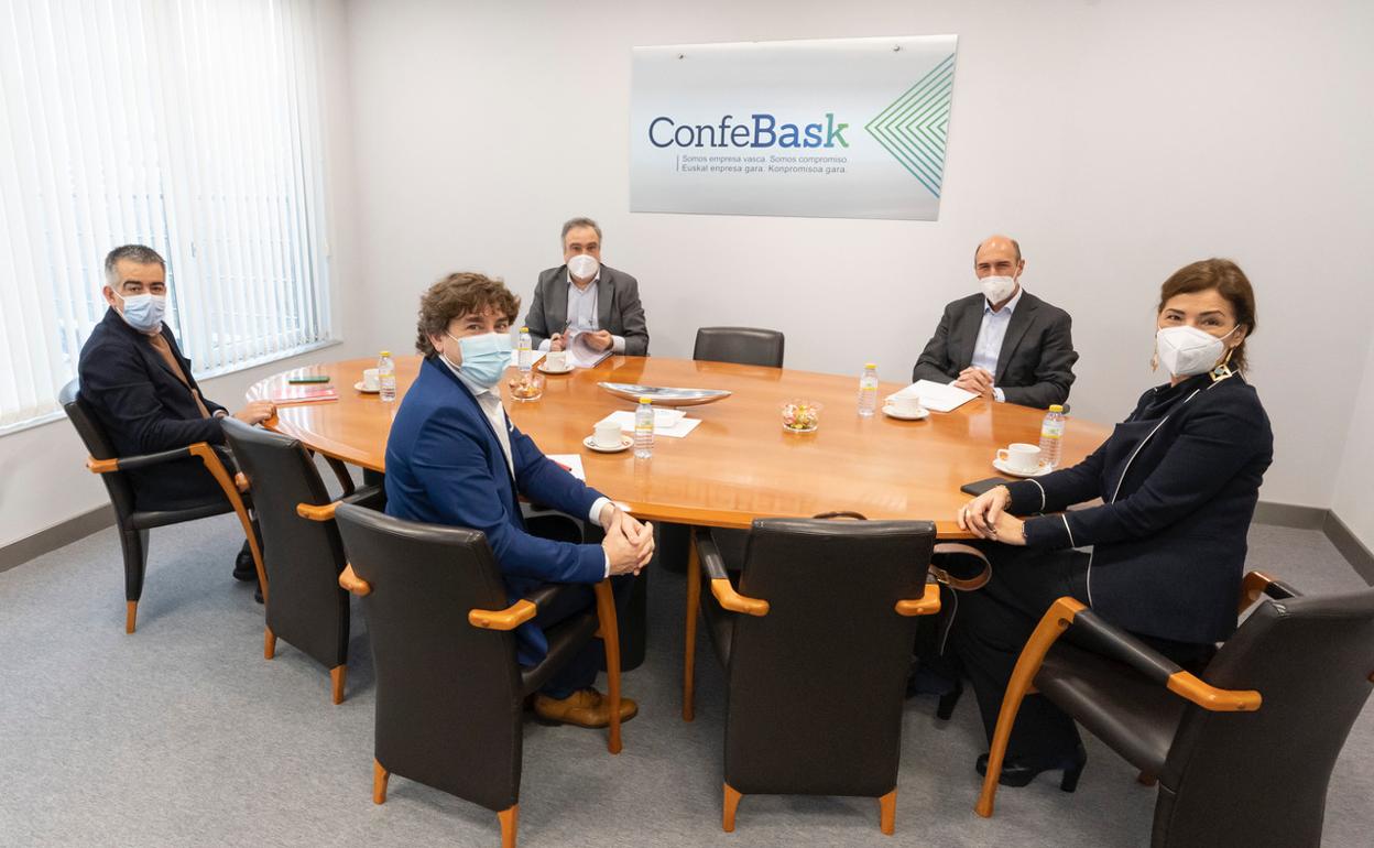 Los socialistas Morales, Andueza y Gil, durante la reunión con el presidente de Confebask, Eduardo Zubiaurre. 