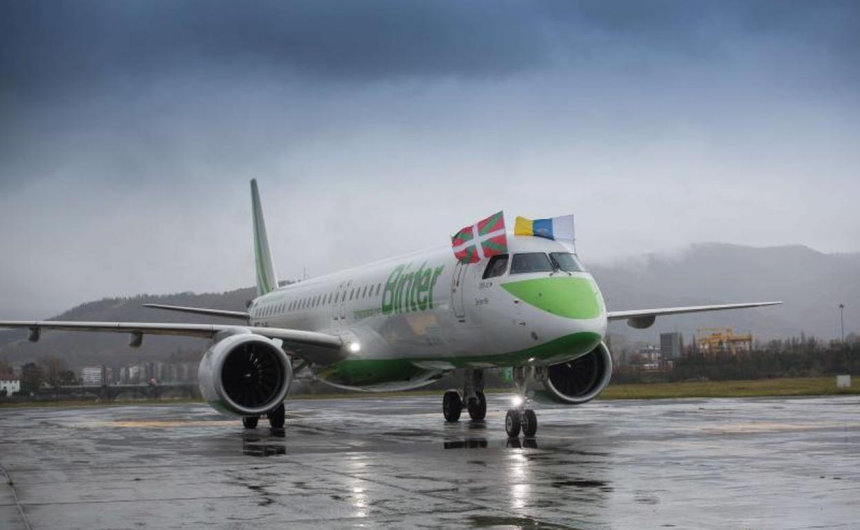 El primer avión de Binter Canarias que aterrizó en diciembre en Hondarribia. 
