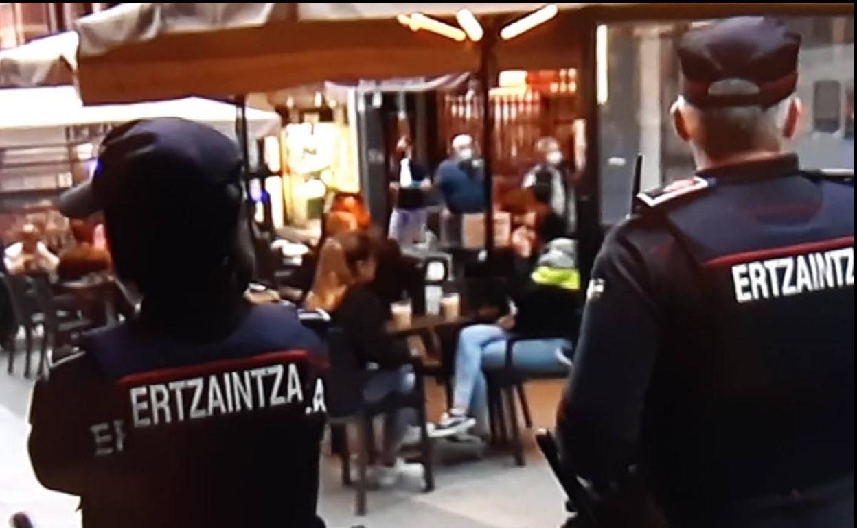 Detenido un hombre en Bergara por agredir a un camarero que no le dejaba fumar en el bar