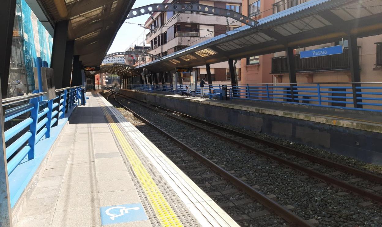 La actual estación del Topo, que divide en dos el distrito pasaitarra de Antxo, será desmantelada tras la obra del soterramiento. 