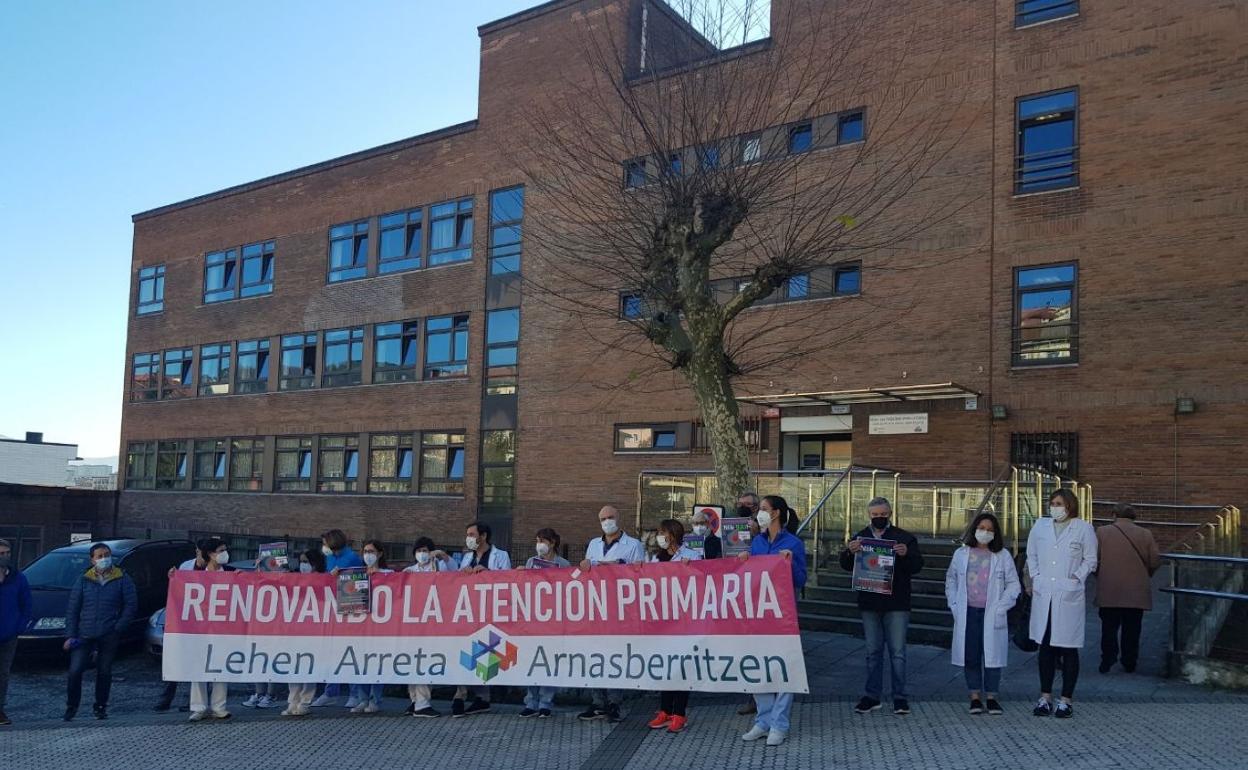 Los trabajadores del centro de salud de Pasai San Pedro también se concentraron ayer. 