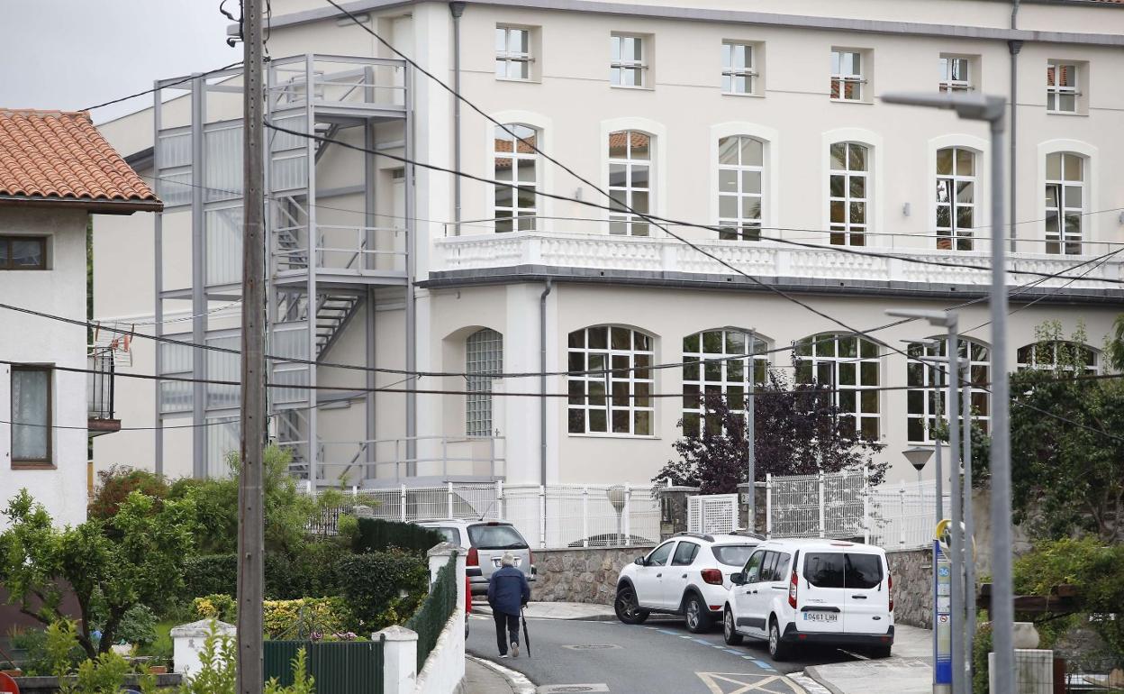 La residencia Aldakoenea de Donostia es la que más positivos activos tiene en este momento. 37 de sus usuarios están enfermos de Covid-19. 